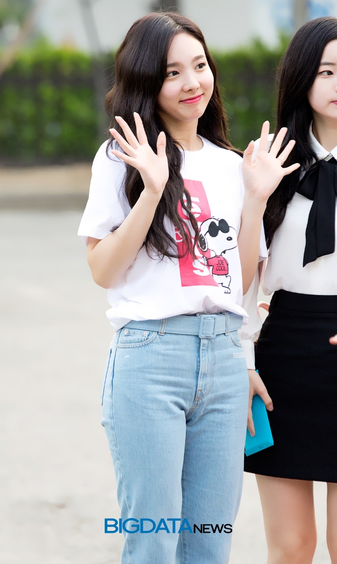 트와이스 나연, KBS '뮤직뱅크' 리허설 출근길