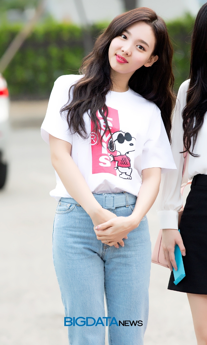 트와이스 나연, KBS '뮤직뱅크' 리허설 출근길