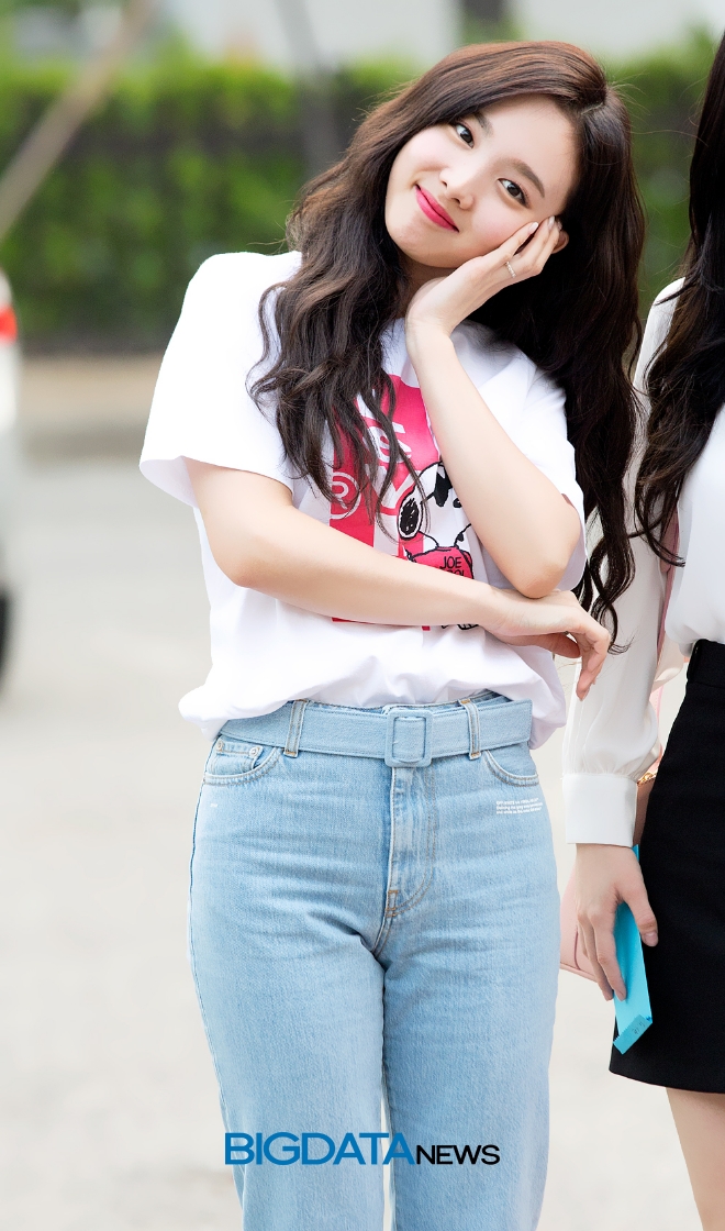 트와이스 나연, KBS '뮤직뱅크' 리허설 출근길