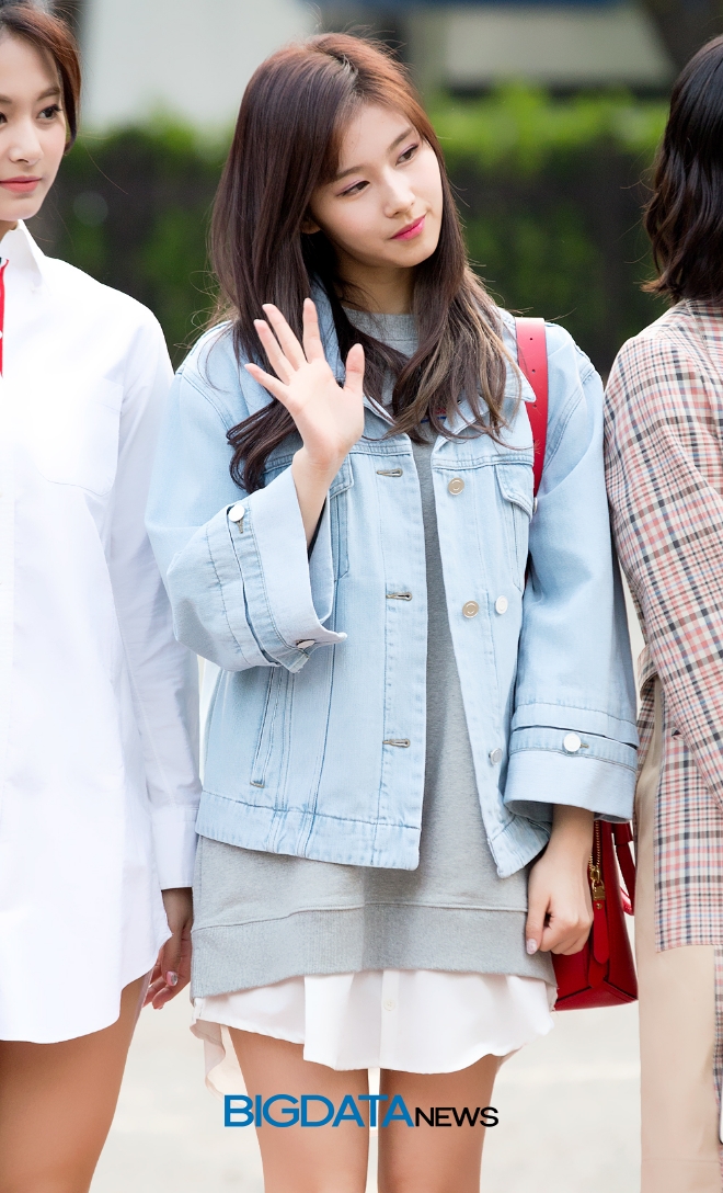 트와이스 사나, KBS '뮤직뱅크' 리허설 출근길