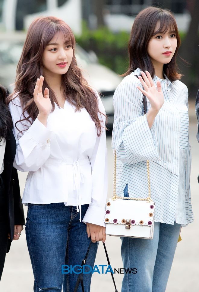 트와이스 지효-미나, KBS '뮤직뱅크' 리허설 출근길