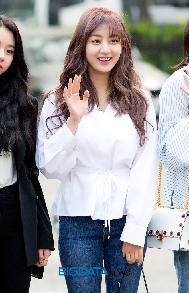 트와이스 지효, KBS '뮤직뱅크' 리허설 출근길