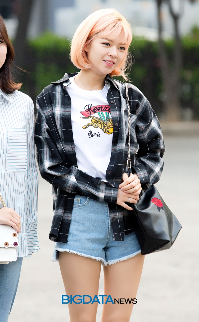 트와이스 정연, KBS '뮤직뱅크' 리허설 출근길