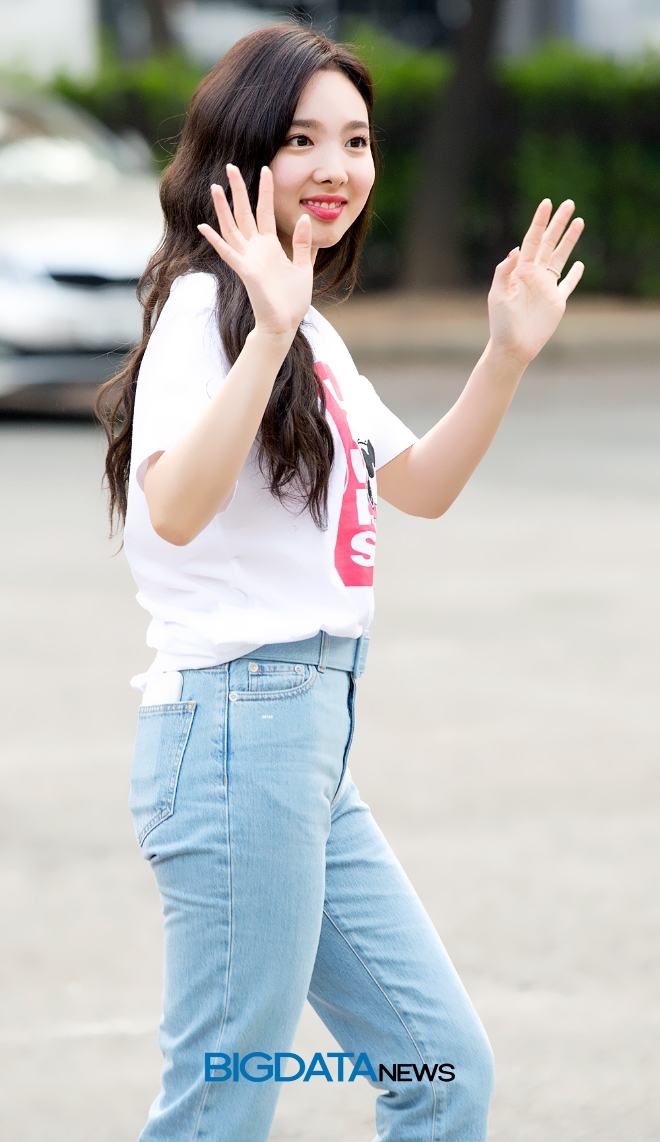 트와이스 나연, KBS '뮤직뱅크' 리허설 출근길