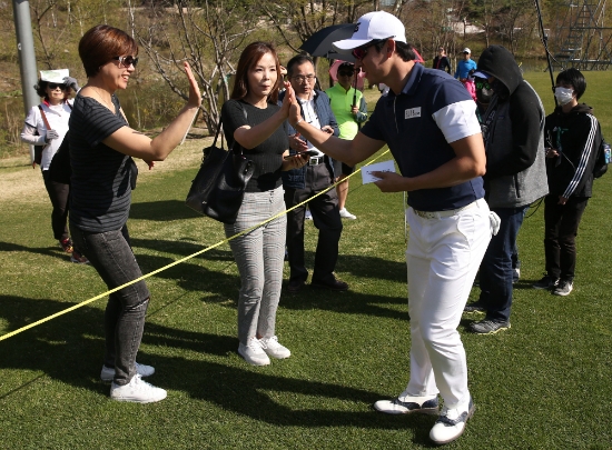 3라운드 마지막홀에서 홀아웃하며 갤러리와 하이파이브를 하는 김태훈. 사진=KPGA 제공