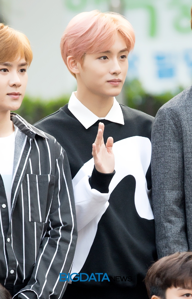 NCT 2018 윈윈, '뮤직뱅크' 출근길 현장
