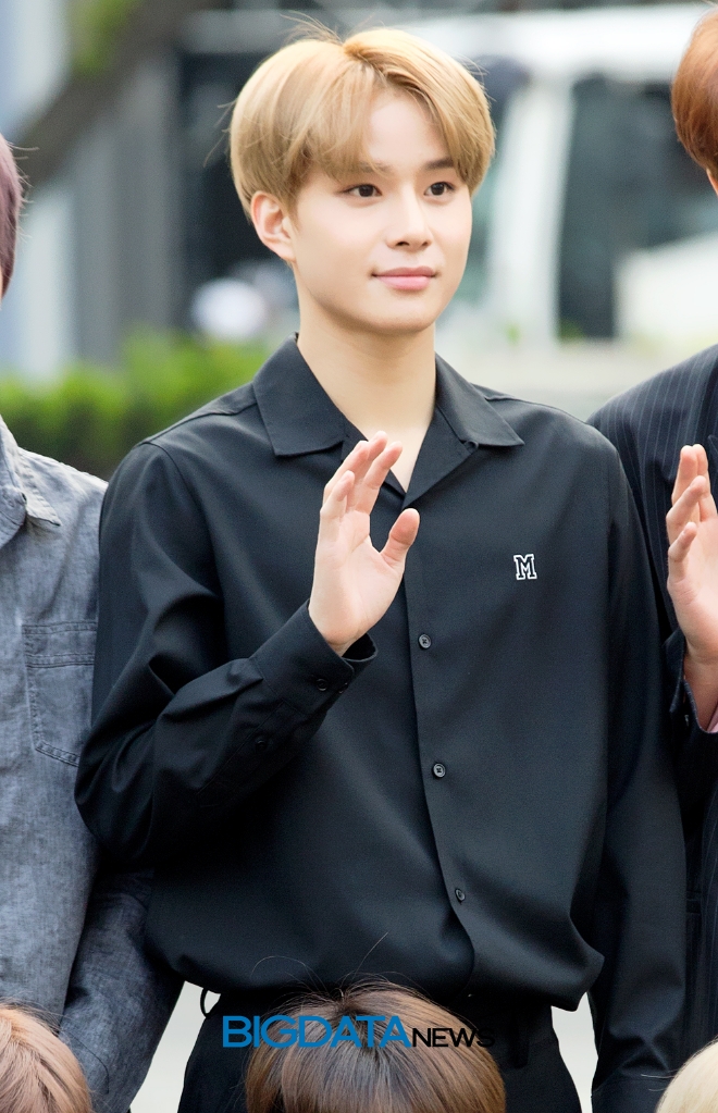 NCT 2018 정우, '뮤직뱅크' 출근길 현장