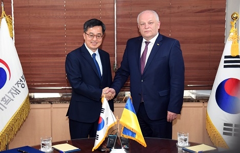 24일 정부서울청사에서 김동연 부총리(왼쪽)가 스테판 쿠빕 우크라이나 부총리와 악수하고 있다. (사진=기획재정부)