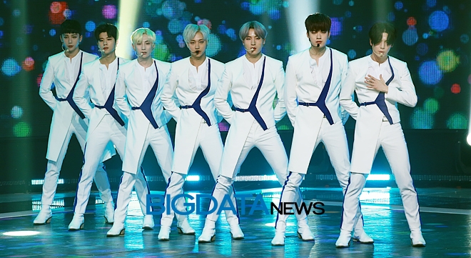인투잇(IN2IT), '쇼 챔피언' 생방송 현장