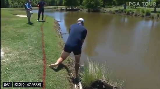팬티 바람으로 샷을 하고 있는 저스틴 로즈. 사진=PGA 트위터 캡쳐