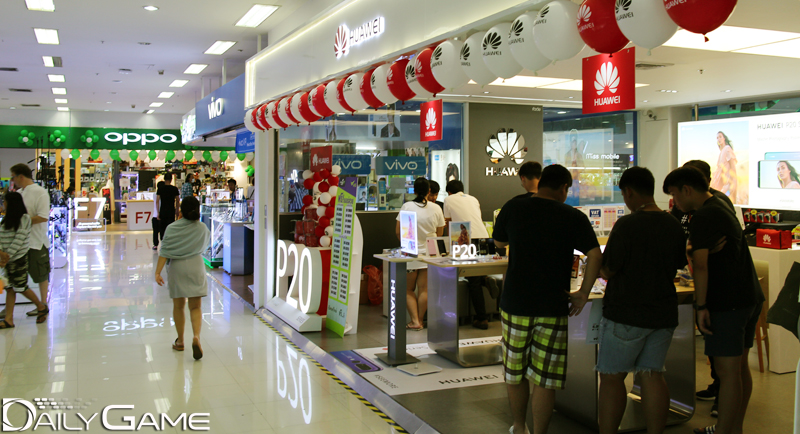 판팁 플라자 2층에는 스마트폰 매장이 밀집해있다. 중국 제조사들은 가격 대비 성능이 좋은 보급형 스마트폰으로 태국 시장을 적극 공략하고있다.
