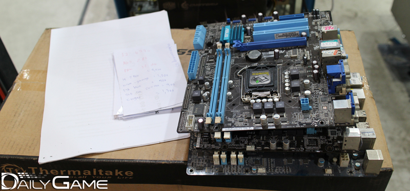 중고 부품 상점도 적지 않다. 구매자를 기다리고 있는 중고 메인보드.