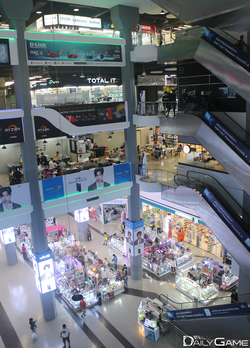 고층에서 내려다본 전경. 과거에 비해 매장 수가 줄어든 것이 눈에 띈다.