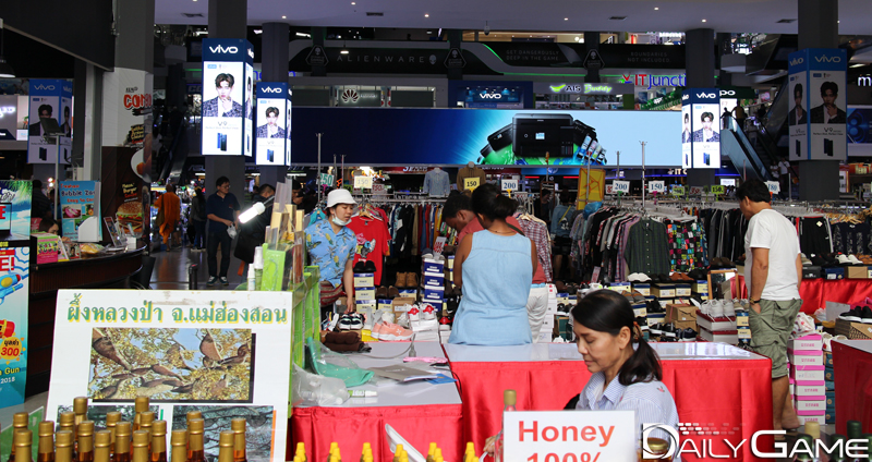 판팁 플라자1층 로비에는 전자 제품이 아닌 의류를 비롯한 다양한 상품들이 판매되고 있다.