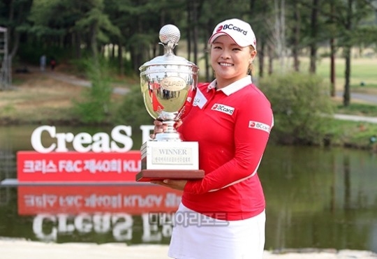 시즌 첫 메이저 대회 우승컵을 들어올린 장하나. 양주=김상민 기자.