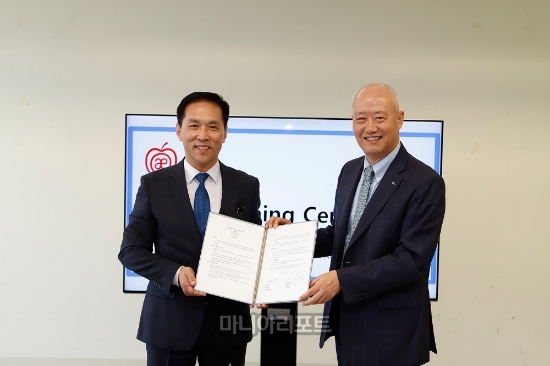 애플라인드 김윤수 대표와 한국뉴욕주립대학교 김춘호 총장. 사진=애플라인드