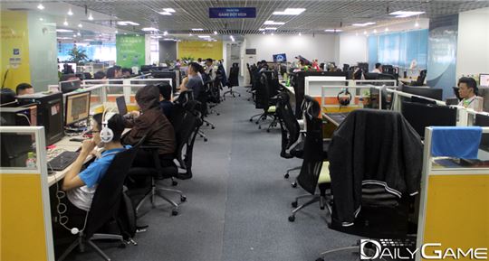 VTC인터컴 '크로스파이어' 팀 사무실 모습. 10주년 행사로 인해 자리를 비운 직원이 많다.