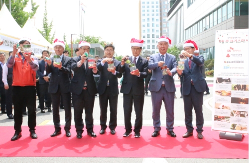 충북지역 사회적 기업의 건전한 성장을 기원하는 마음을 담아 행사 참석자들이 나비를 방생하고 있다. 왼쪽부터 강국모 SK하이닉스 노조위원장, 김영석 충북사회복지협의회장, 이명식 충북사회복지공동모금회장, 장종태 SK하이닉스 본부장, 이시종 충청북도지사, 이범석 청주시장 권한대행, 이일우 SK하이닉스 경영지원실장 (사진=SK하이닉스)