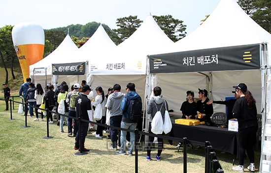 많은 갤러리들이 치킨과 맥주를 타기 위해 줄지어 있다.