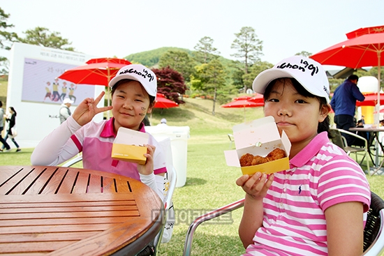 야외 나들이에 치킨이 딱!이죠