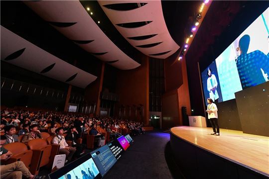 지난 5월 2일 진행된 유나이트 서울 2018 키노트 현장에서 발표하고 있는 김인숙 유니티 코리아 대표.