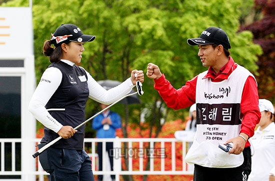 18번홀 경기마치며 캐디와 하이파이브하는 김해림