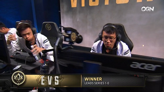 슈퍼매시브와의 1세트를 역전승으로 장식한 에보스 e스포츠(사진=네이버 생중계 화면 캡처).