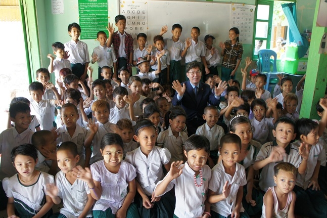 이대훈 NH농협은행행장(가운데)이 미얀마 빈곤층 거주지역 내 Myot Oo Monastic 초등학교 학생들과 뜻깊은 시간을 보내고 있다. (사진=NH농협은행)
