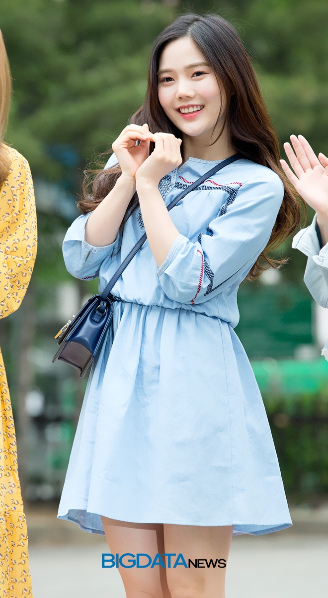 오마이걸 반하나 효정, '뮤직뱅크' 출근길 현장