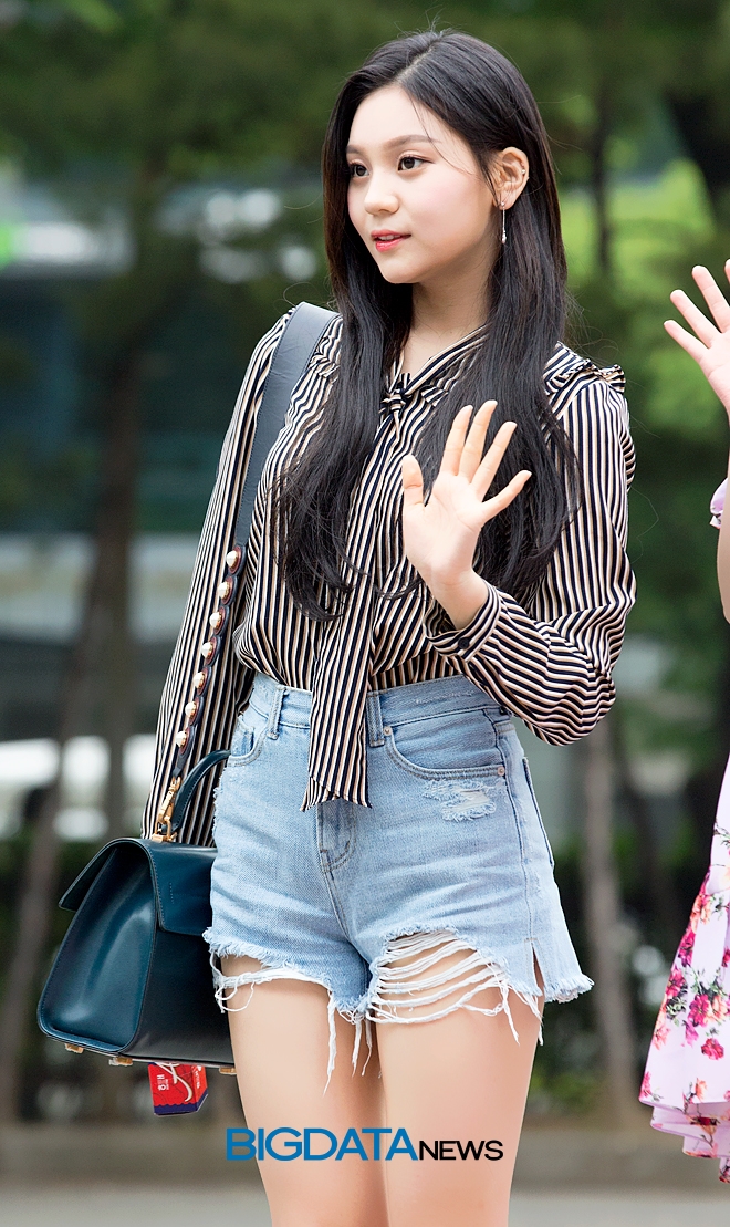 여자친구 엄지, '뮤직뱅크' 출근길 현장