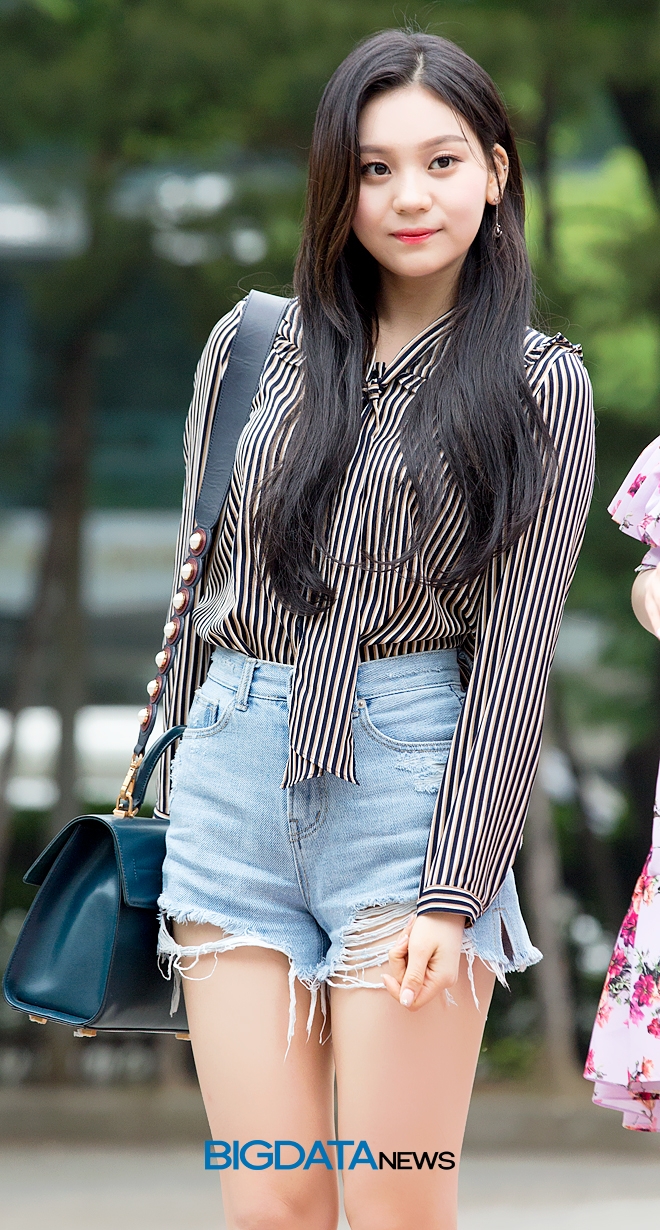 여자친구 엄지, '뮤직뱅크' 출근길 현장