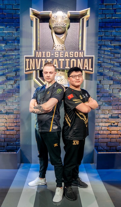프나틱의 원거리 딜러 'Rekkles' 마틴 라르손(왼쪽)과 로얄 네버 기브업의 원거리 딜러 'Uzi' 지안지하오(사진=라이엇게임즈 제공).