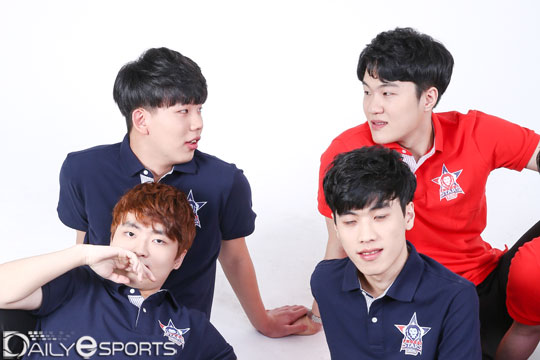 단체사진에서도 살포시 손을 잡고 눈을 마주치고 있는 막내라인의 소름 돋는 캐미.