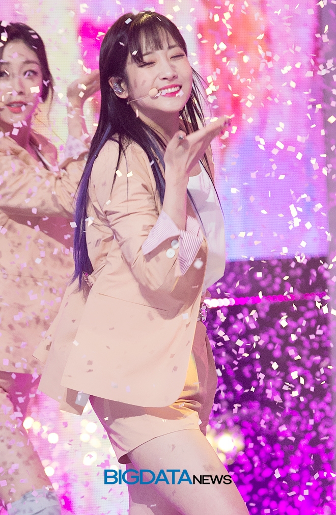 러블리즈 유지애, '쇼 챔피언' 생방송 현장