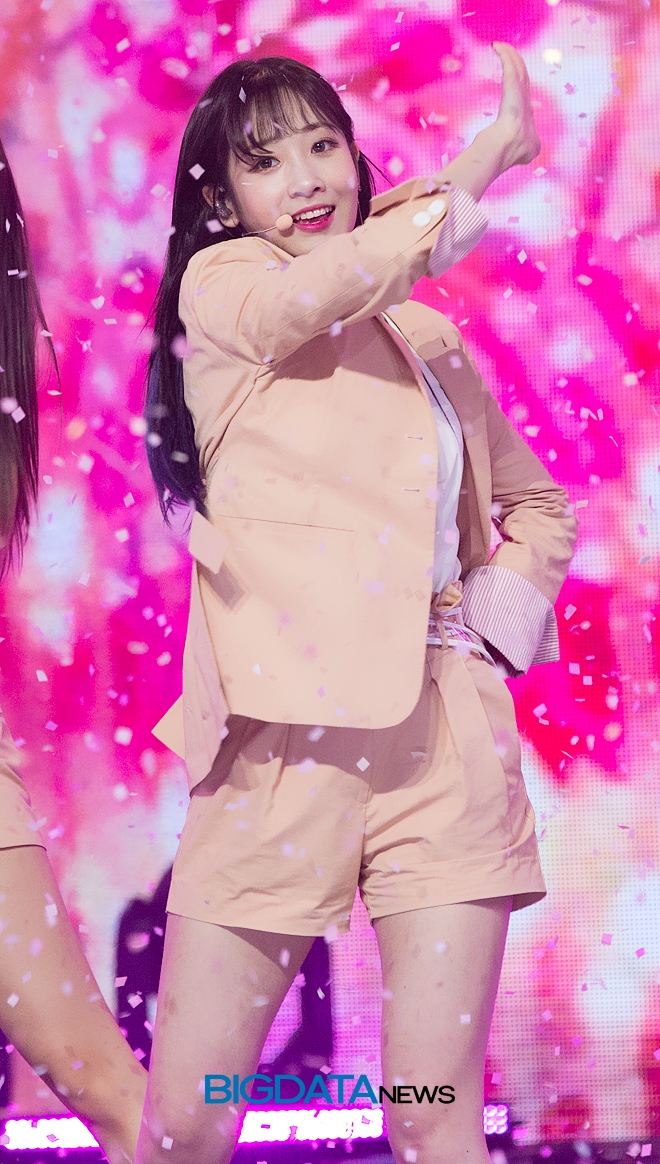 러블리즈 유지애, '쇼 챔피언' 생방송 현장