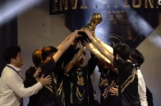 3년 만에 중국 지역에게 MSI 우승컵을 선사한 로얄 네버 기브업.