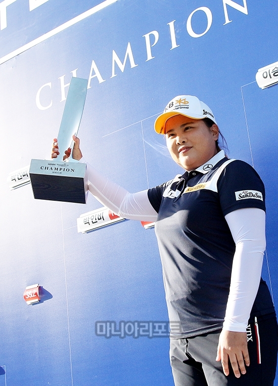 박인비가 두산 매치플레이 챔피언십 트로피를 들고 있다. 