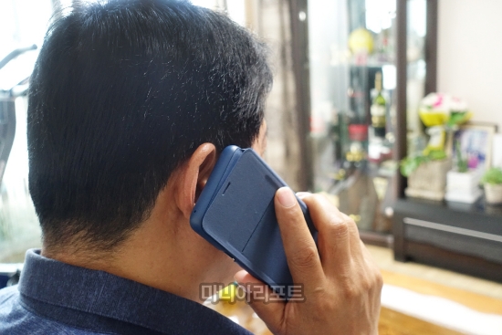 친구와 통화하고 있는 A씨. 이곳저곳 골프 하는 티좀 내던 친구와 지인에게 전화를 돌려보지만 소득이 없다.