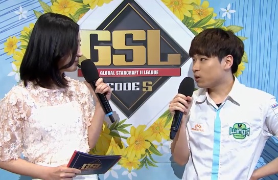 가장 먼저 8강에 오른 뒤 인터뷰에 응하고 있는 조성주(오른쪽).