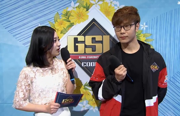 인터뷰에 응하고 있는 주성욱(오른쪽).