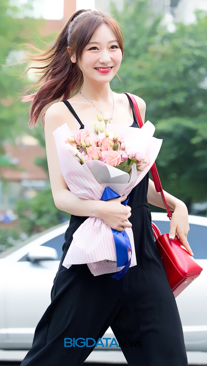 러블리즈 류수정, 뮤직뱅크 출근길 현장