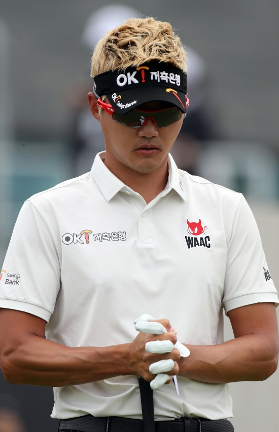 최종라운드 출발 전 기도하는 이태희. 사진=KPGA제공