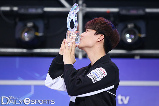 '스타2 우승자' 정윤종, 스타1도 제패 '역주행 신화'