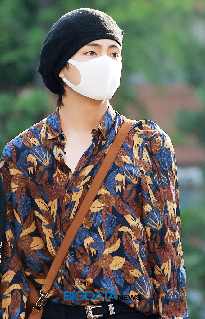 방탄소년단 뷔, 뮤직뱅크 출근길 현장