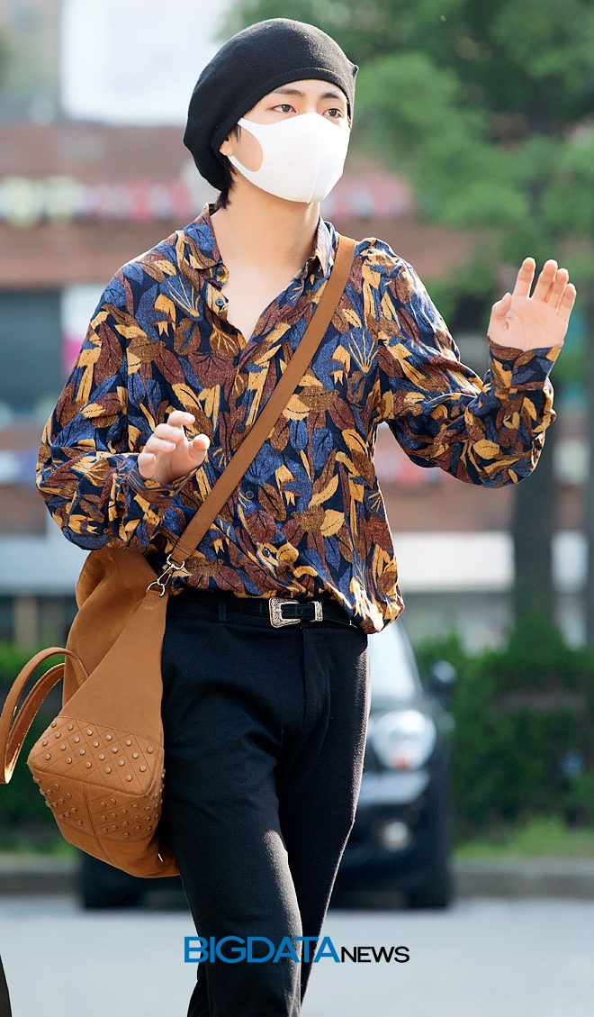 방탄소년단 뷔, 뮤직뱅크 출근길 현장