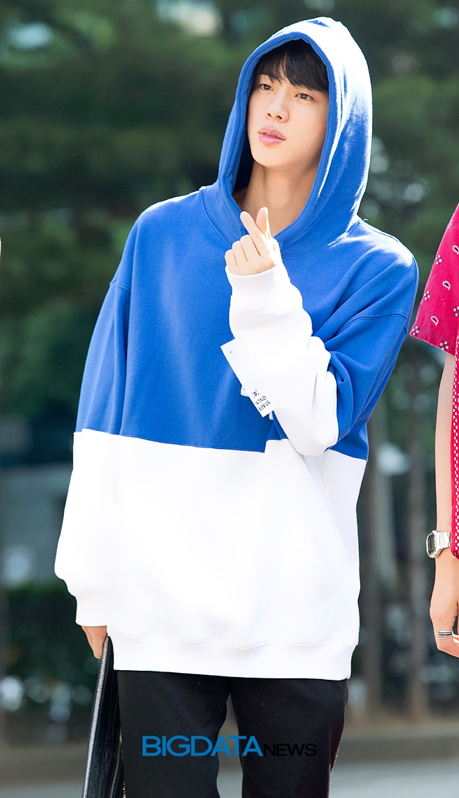 방탄소년단 진, 뮤직뱅크 출근길 현장
