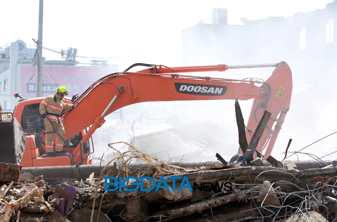 서울 용산구 한강로 2가 용산역 앞 4층짜리 상가 건물 붕괴현장