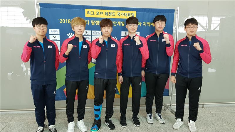 7일 인천 공항을 통해 홍콩으로 출국한 한국의 아시안 게임 리그 오브 레전드 대표팀(사진=한국e스포츠협회 페이스북 발췌).