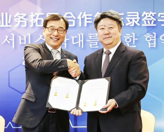 BC카드는 지난 7일 유니온페이(UPI)와 중국 상해 유니온페이 본사에서 디지털 결제 역량 강화를 위한 업무협약을 체결했다고 8일 밝혔다. 이문환 BC카드 사장(왼쪽), 차이찌앤뽀 UPI 총재가 기념 사진을 촬영하고 있다.