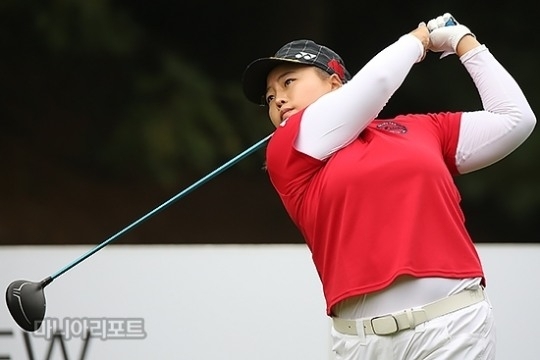 4타 차 안선주, 산토리 레이디스 역전 우승 도전...정재은 3오버파 주춤